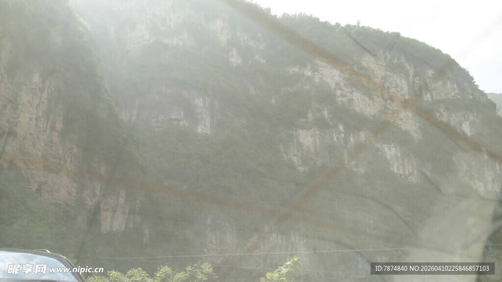 山间雾霭中的朦胧景致