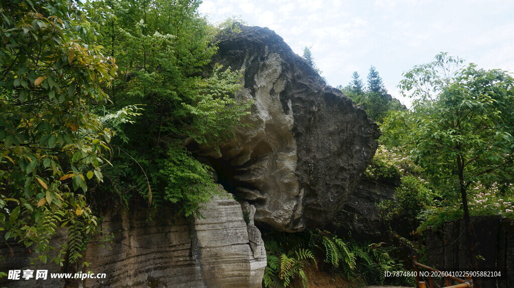 山林间的嶙峋怪石景观