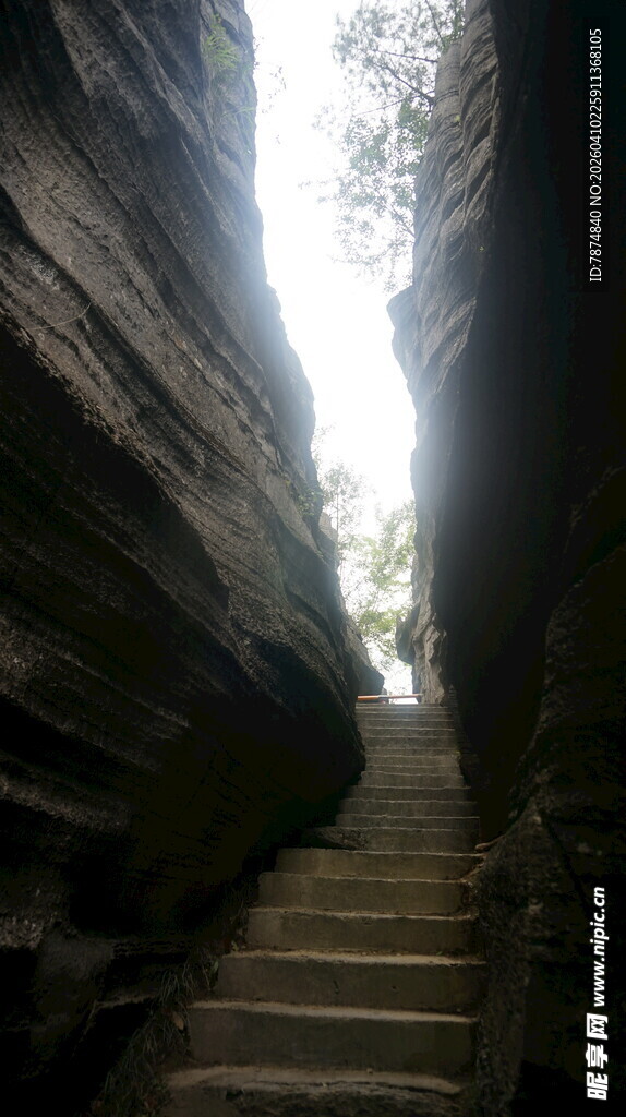 狭窄石缝中的阶梯通道