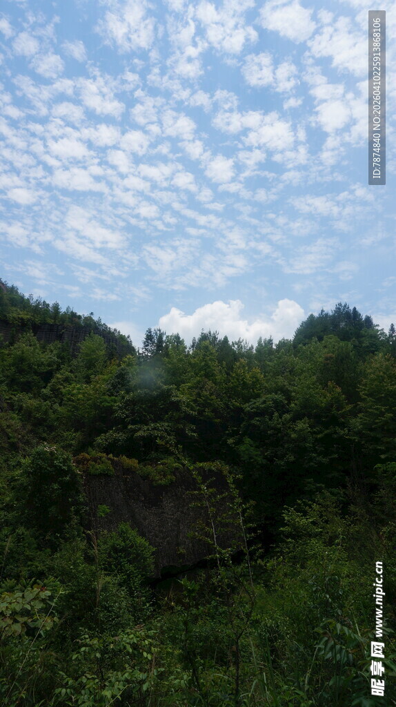 山林上方的蓝天白云景象