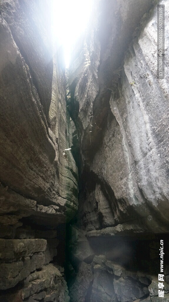 狭窄峡谷间的自然奇观