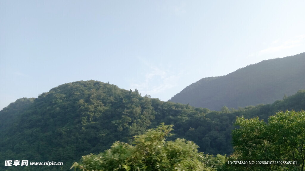 青山绿树间的秀丽风光