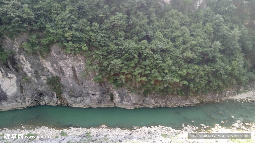 青山环抱的碧绿河流