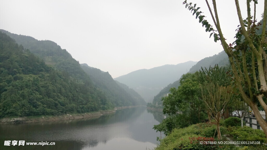 青山绿水间的宁静河岸