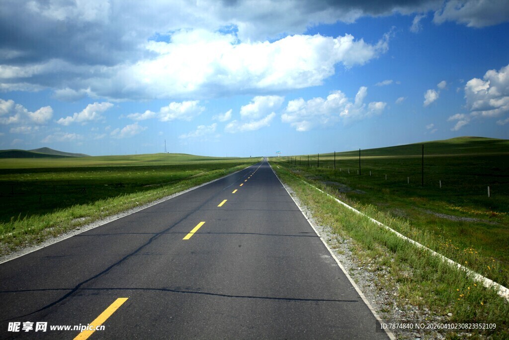 草原上的宽阔公路