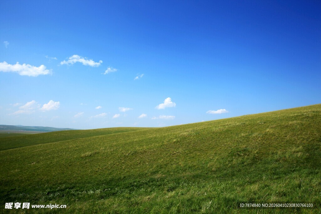 广袤草原上的蓝天美景