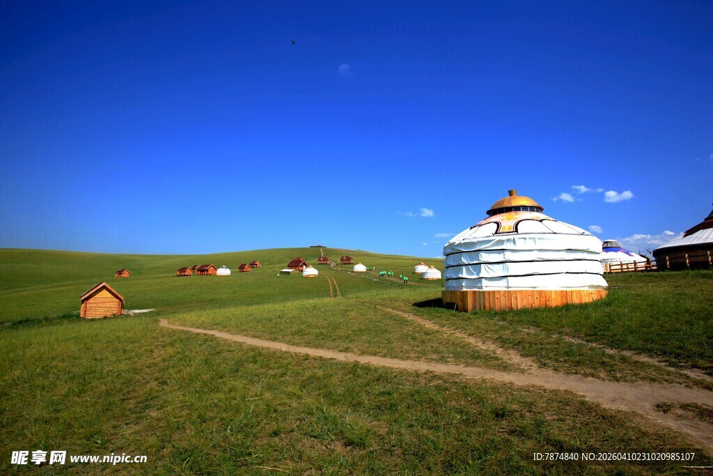 草原上的蒙古包风光