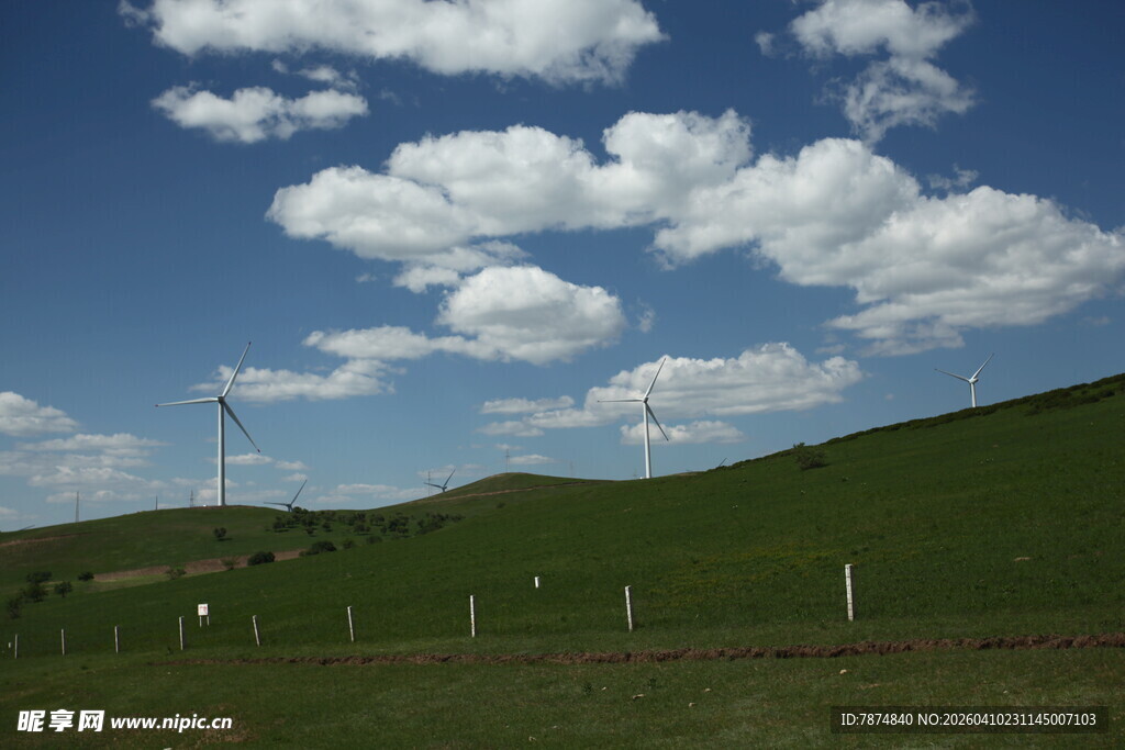草原蓝天与输电设施