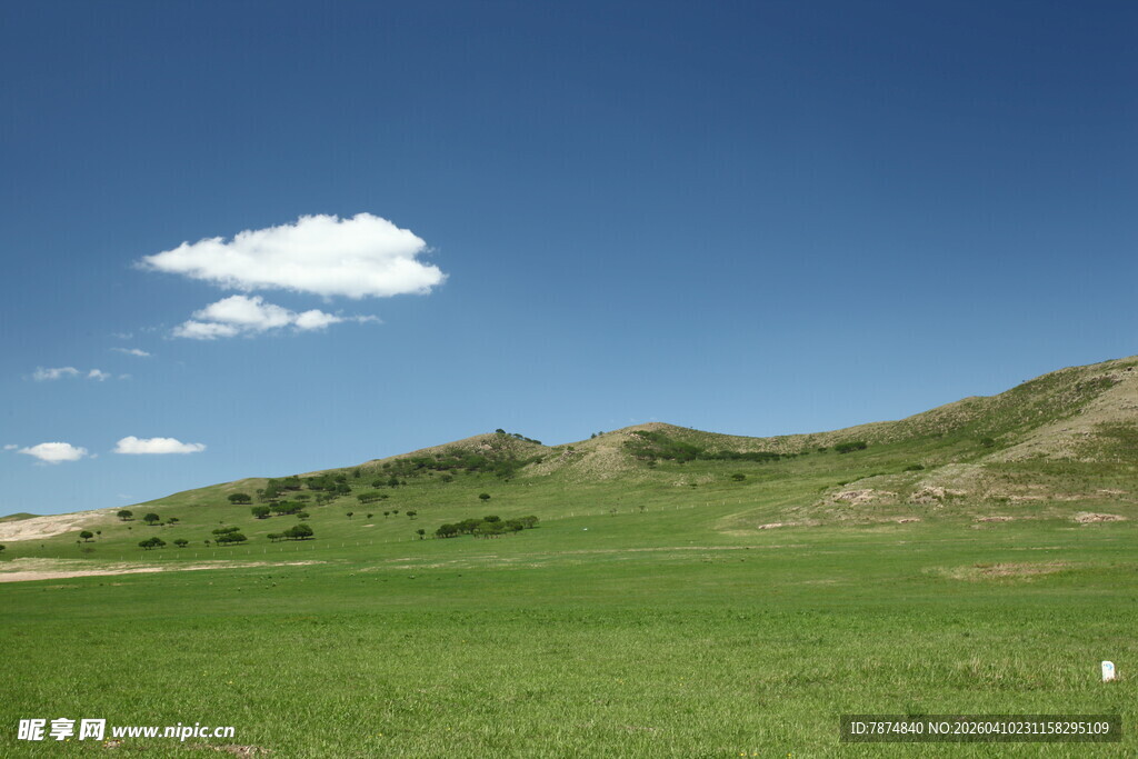 广袤草原蓝天相伴