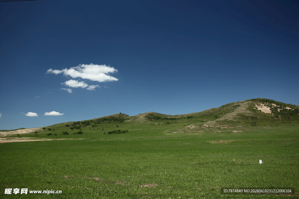 草原蓝天山丘景观图