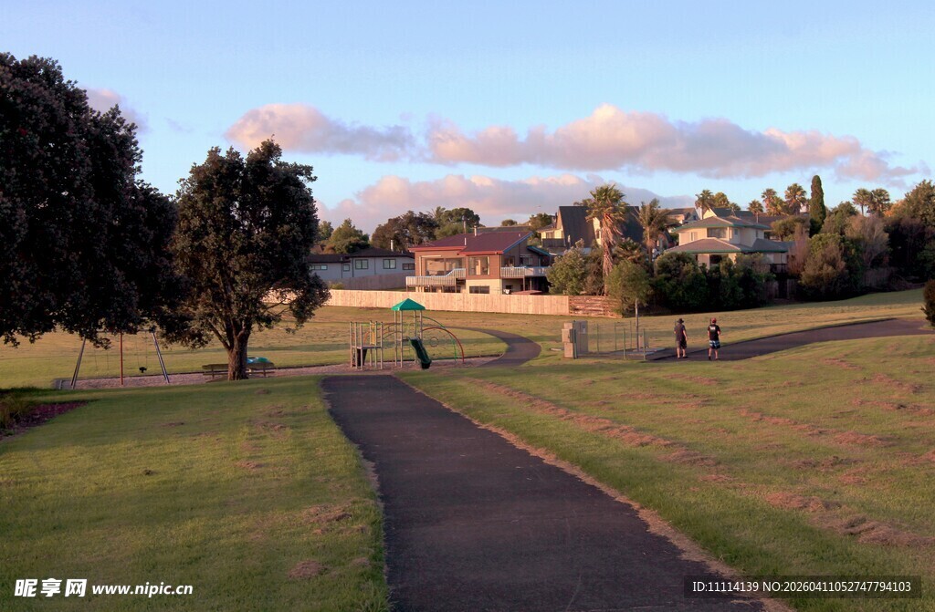 黄昏时宁静的海滨小镇风景