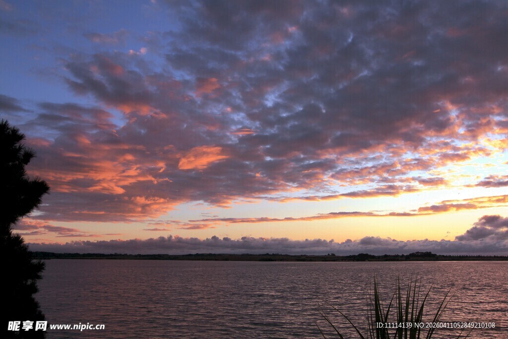 绚丽晚霞下的海滨风景
