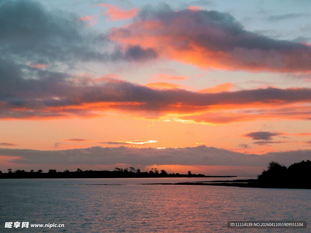日落时分的绚烂海滨景色