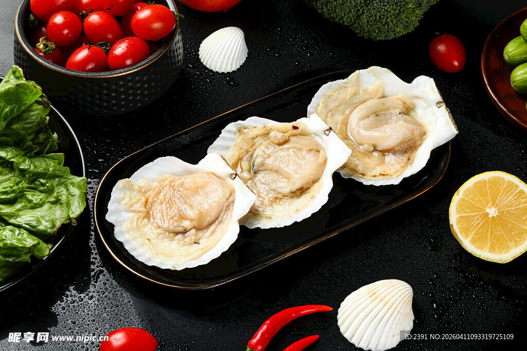 新鲜美味蒜蓉粉丝蒸扇贝