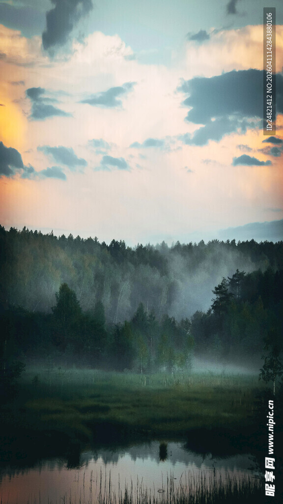 晨雾中的湖光山色