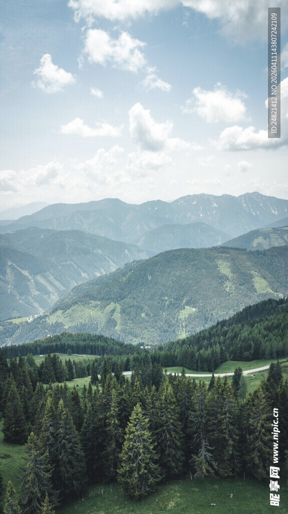 山峦葱郁的壮美自然风光