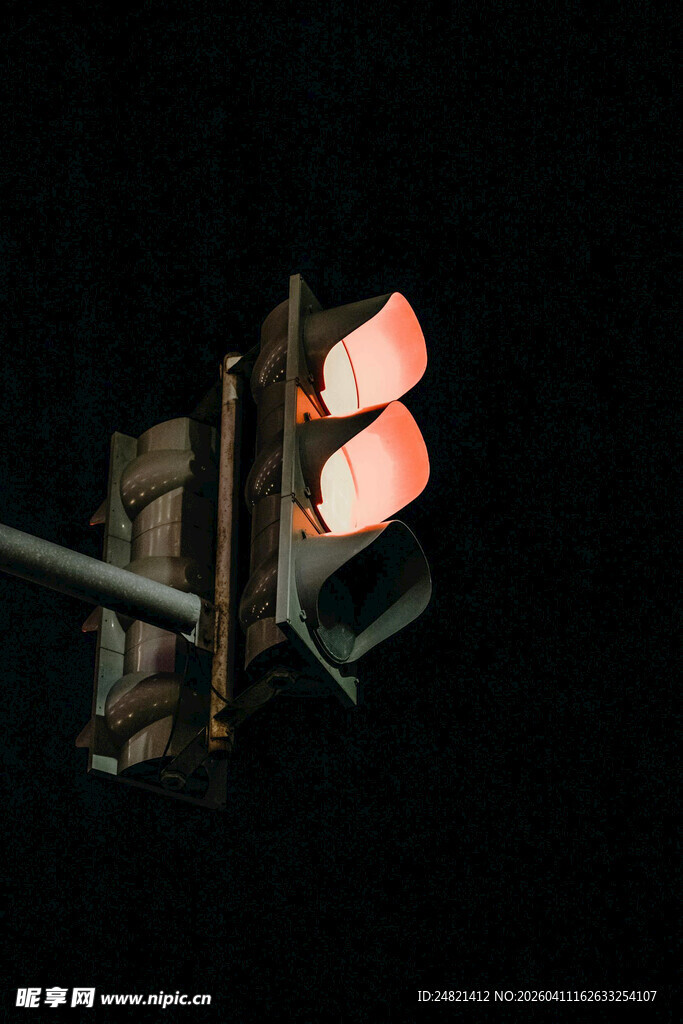 夜间亮起的交通信号灯