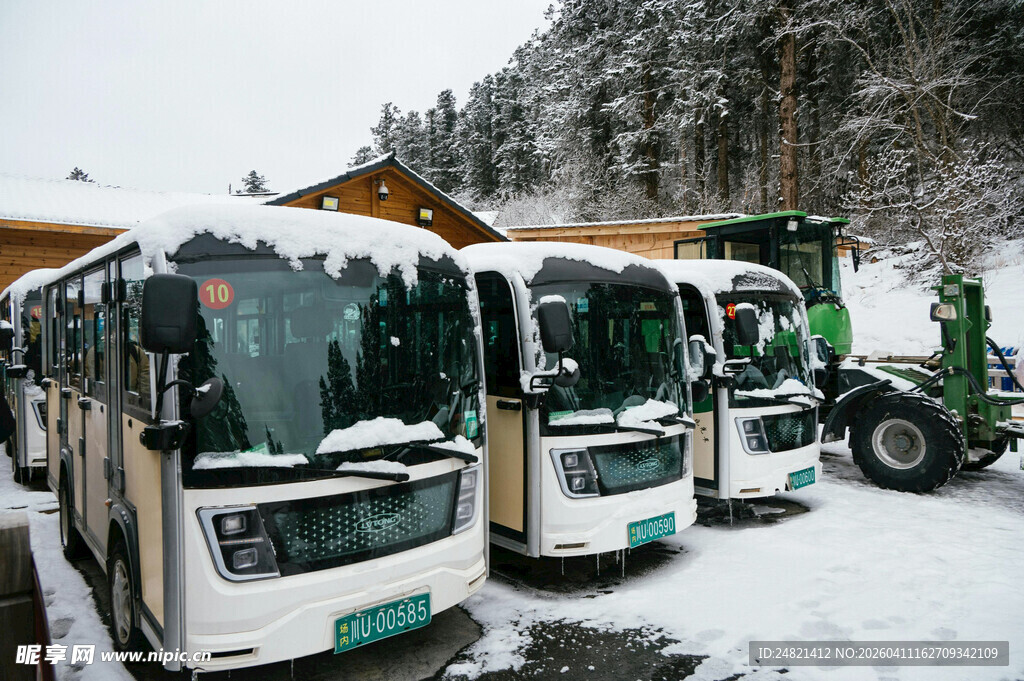 雪地中的电动公交与作业车