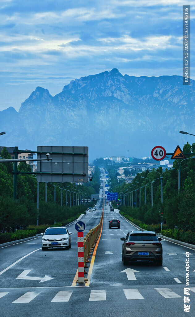 公路上行驶的车辆与远山