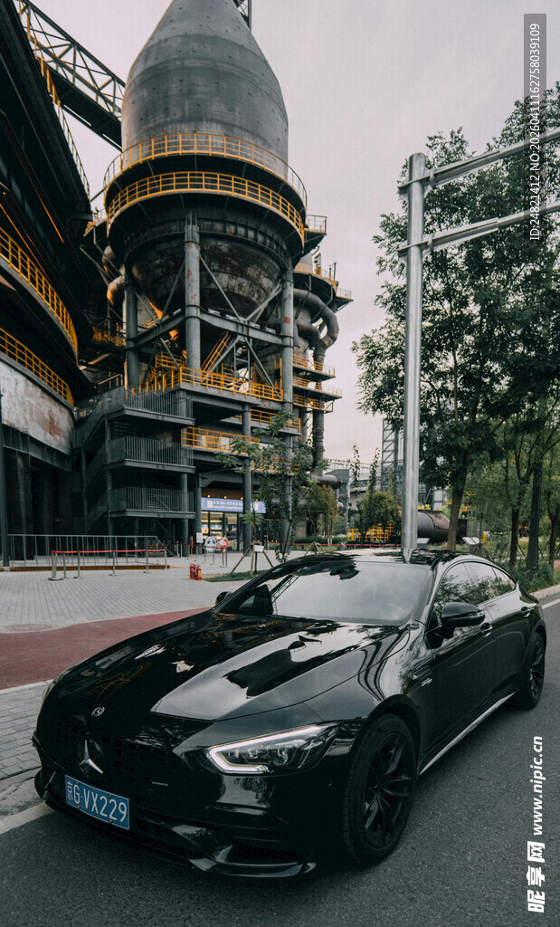 都市旁的酷炫黑色跑车