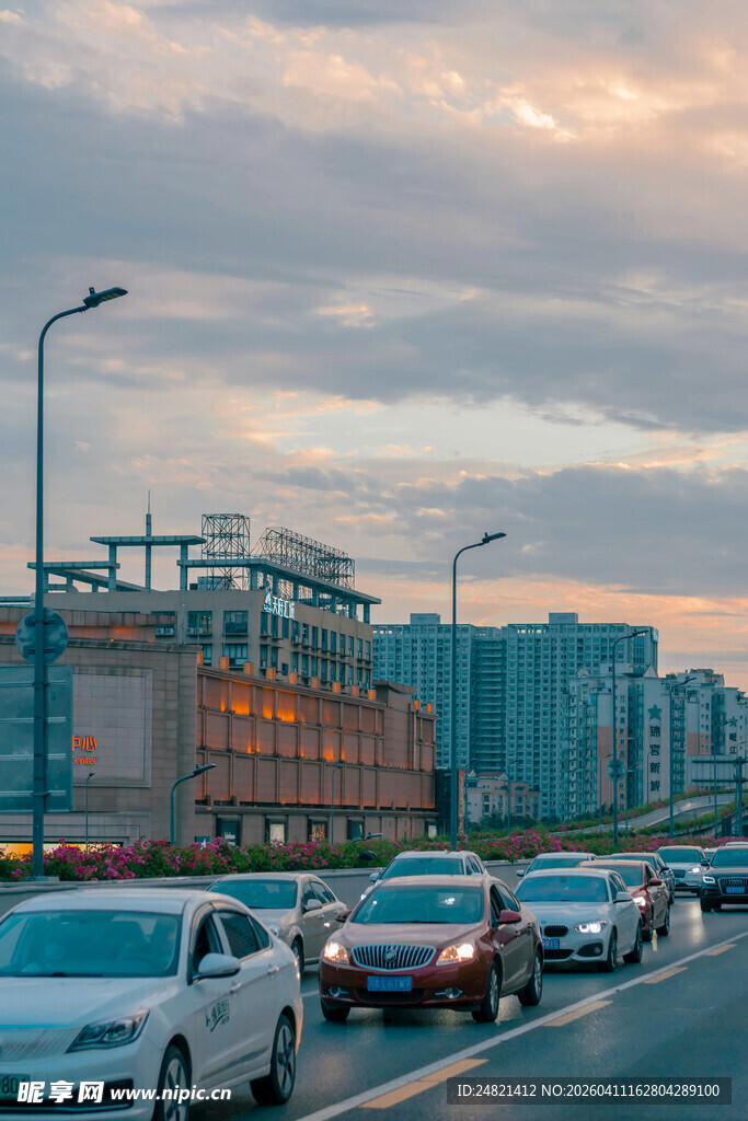 城市道路傍晚车流景象