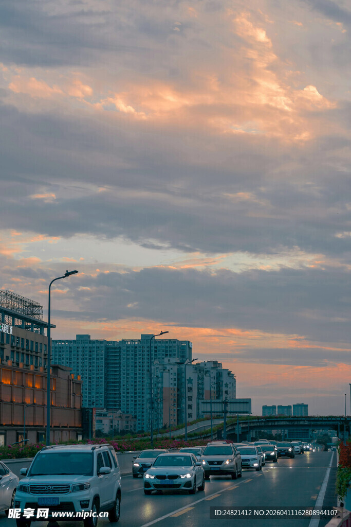 城市黄昏时的繁忙道路