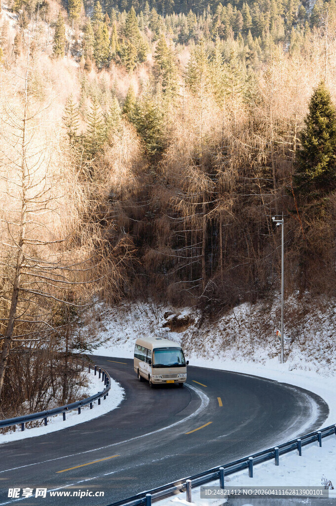 冬日公路上行驶的汽车