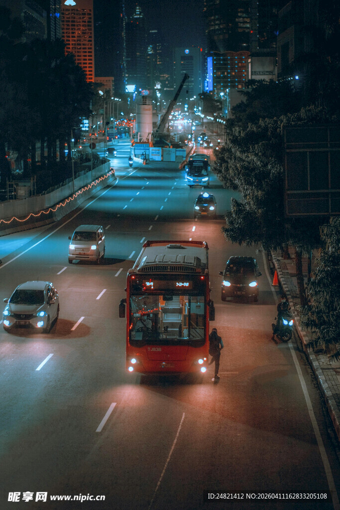 城市夜间繁忙街道景象