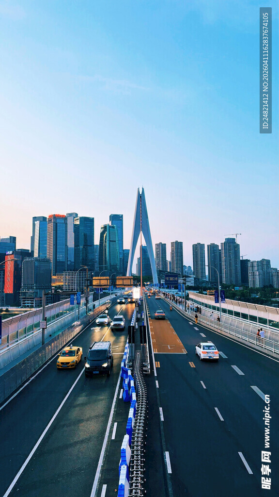 城市公路与远处摩天大楼