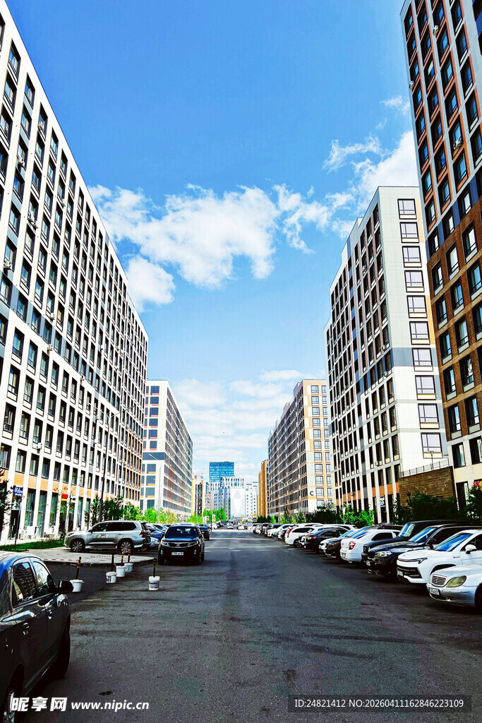 城市宽阔街道两旁高楼林立
