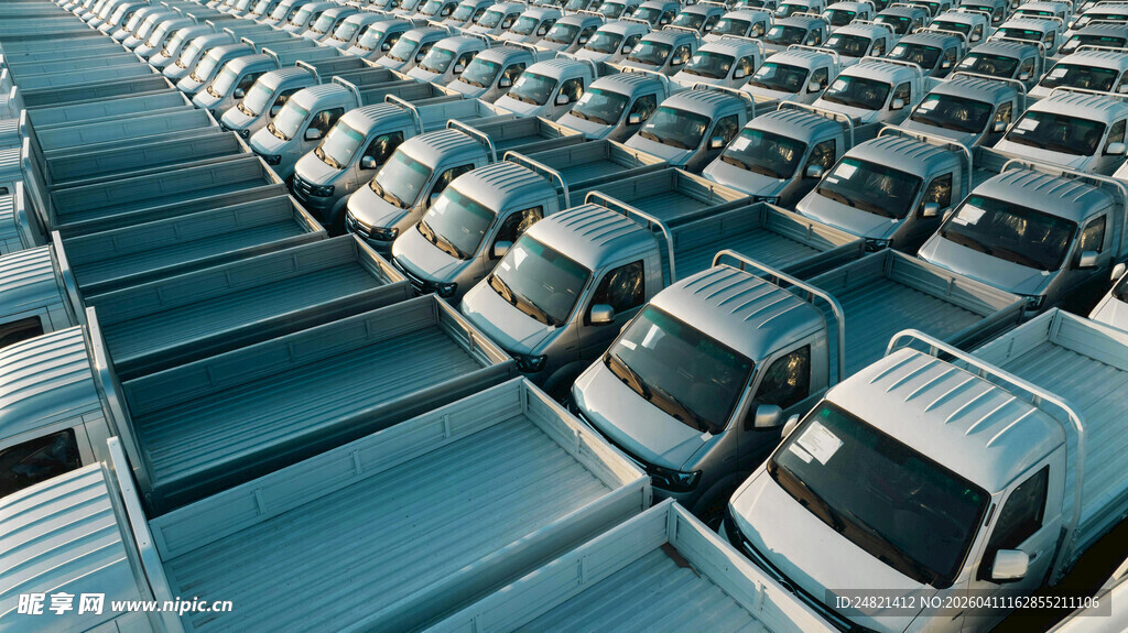 整齐排列的汽车队列