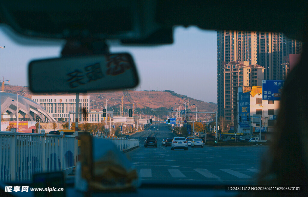 车内视角看城市风景