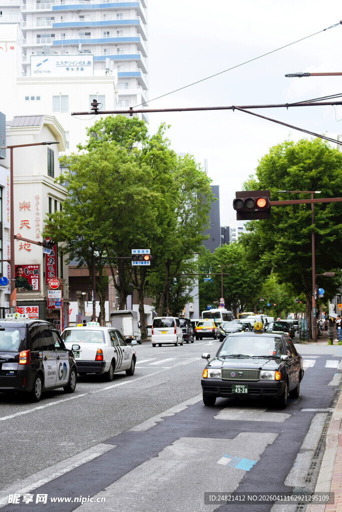 城市街道繁忙交通景象