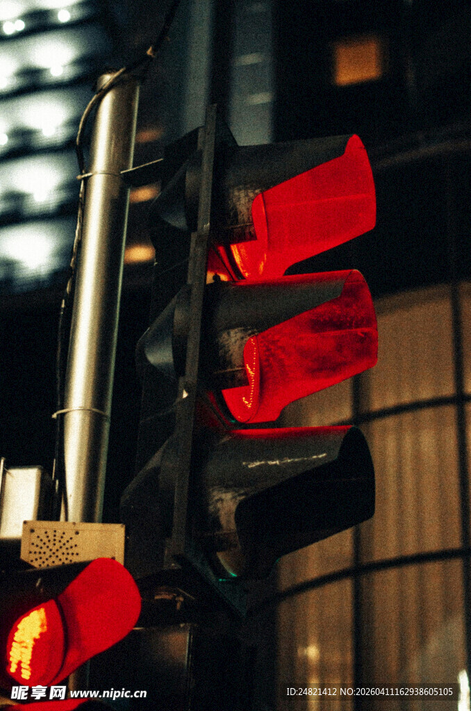 红灯亮起的交通信号灯