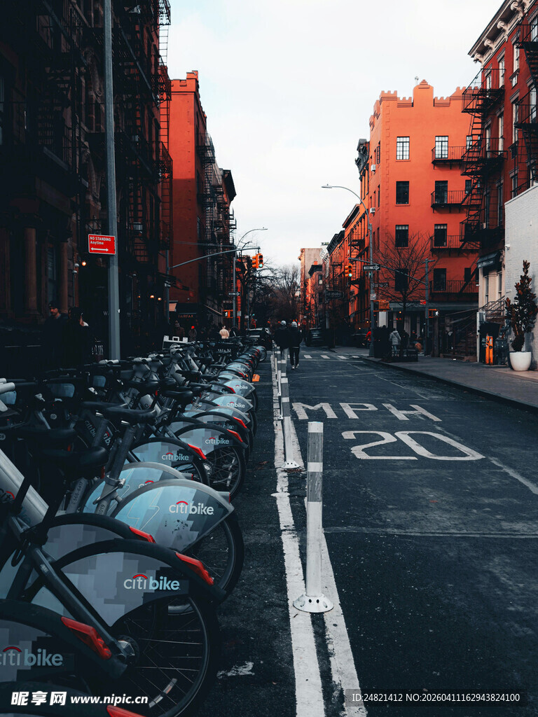 城市街道停放的自行车景观