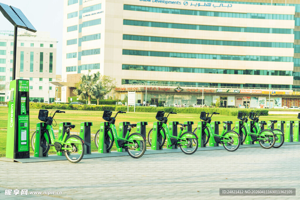 城市街头的绿色共享单车停放点