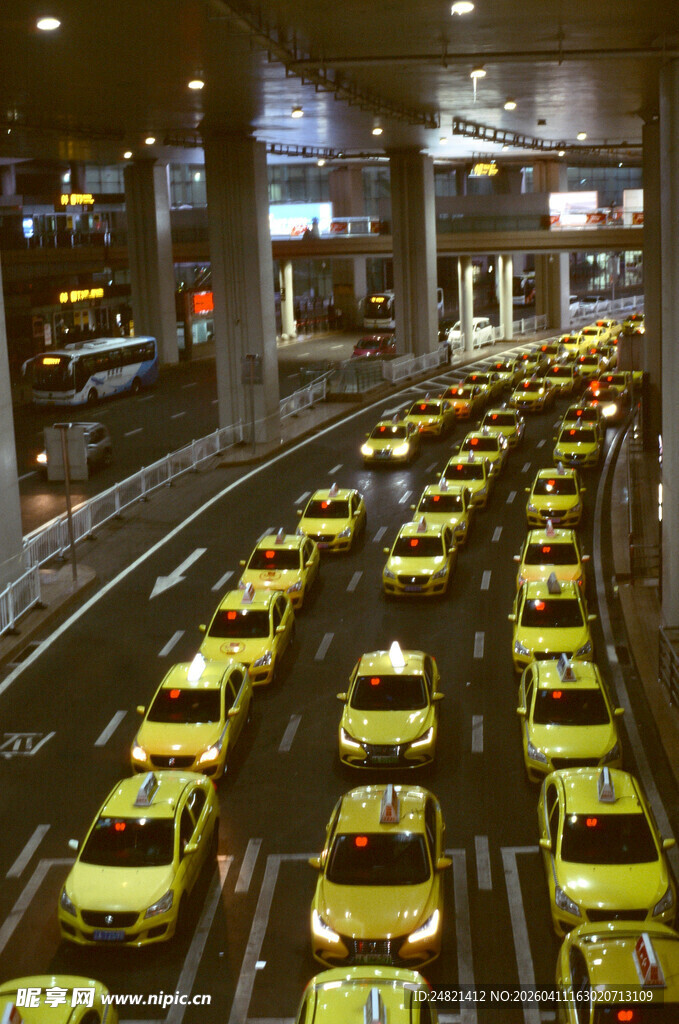 城市道路上密集的出租车