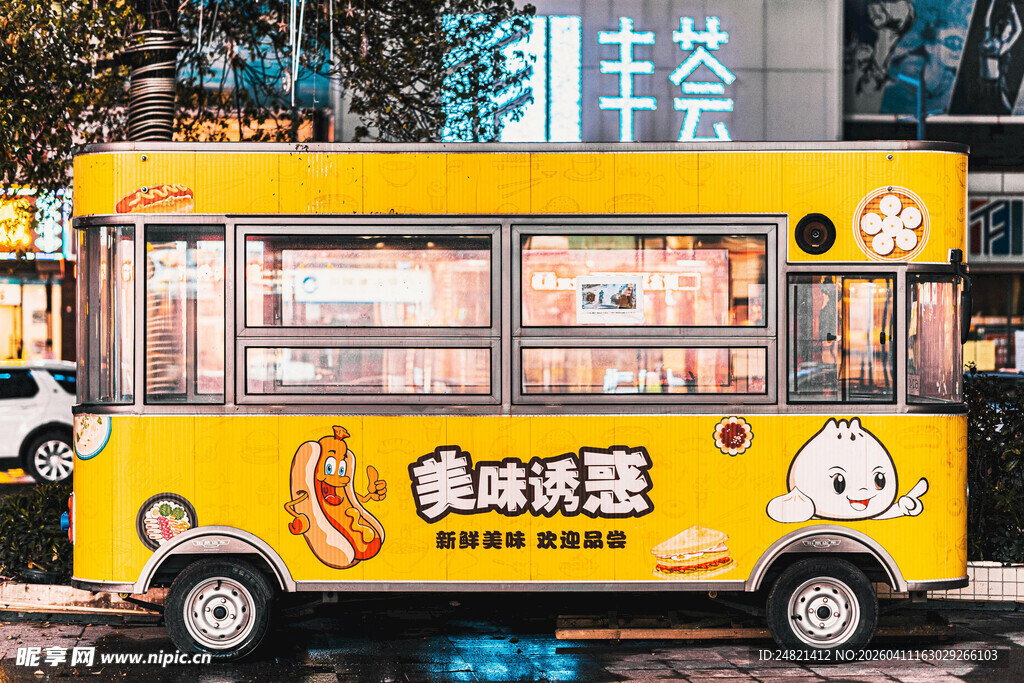 黄色美味热狗售卖车