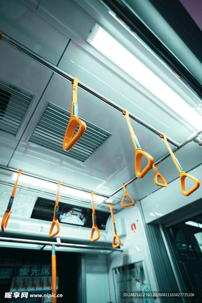 室内悬挂的橙色装饰物件