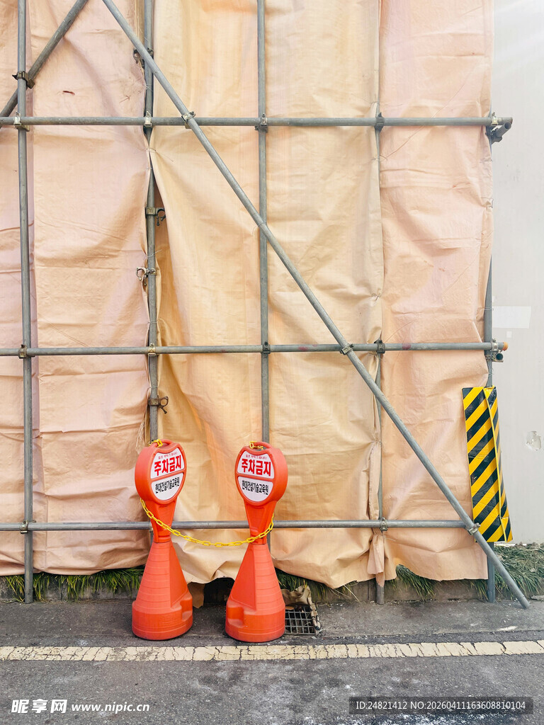 施工警示锥与防护设施