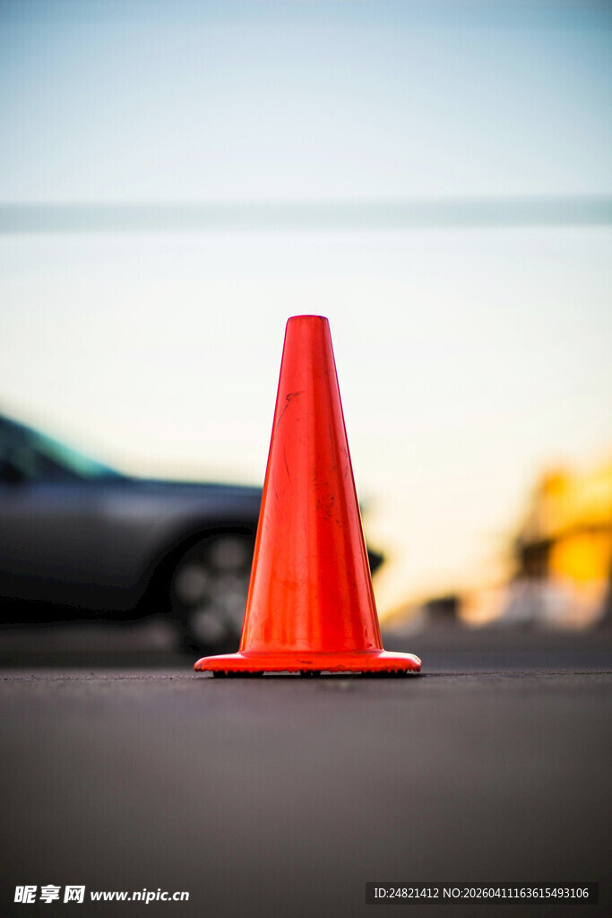道路上的橙色交通锥