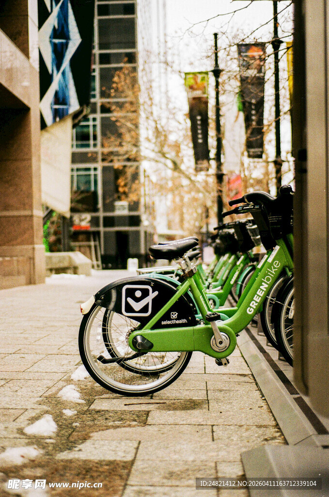 街边停放的绿色自行车