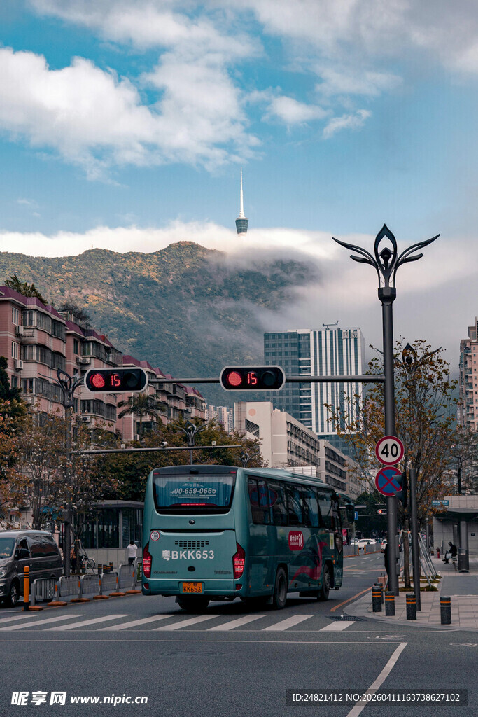 城市街道中的公交与远山