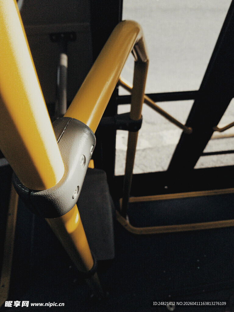 黄色金属楼梯扶手特写