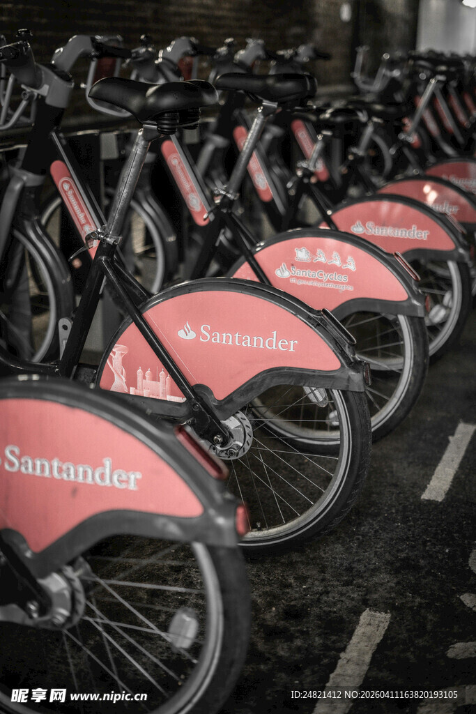 整齐排列的共享单车