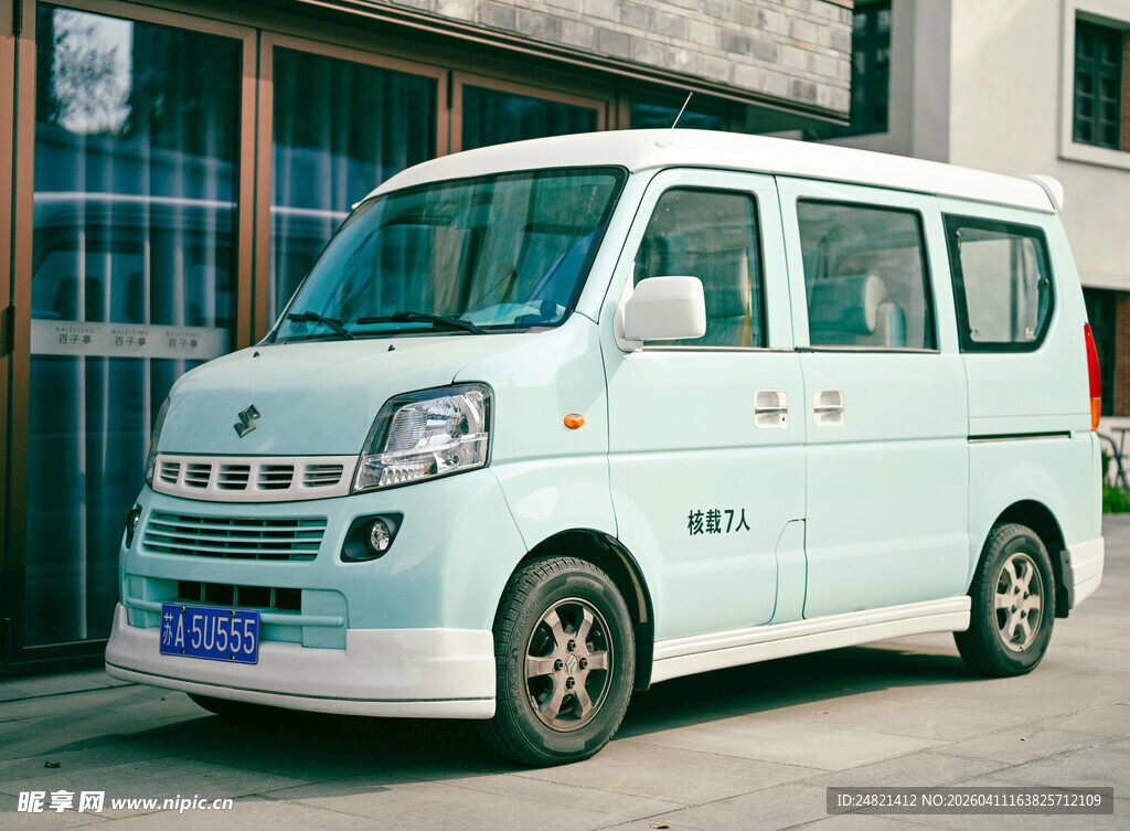 浅蓝色实用型厢式面包车