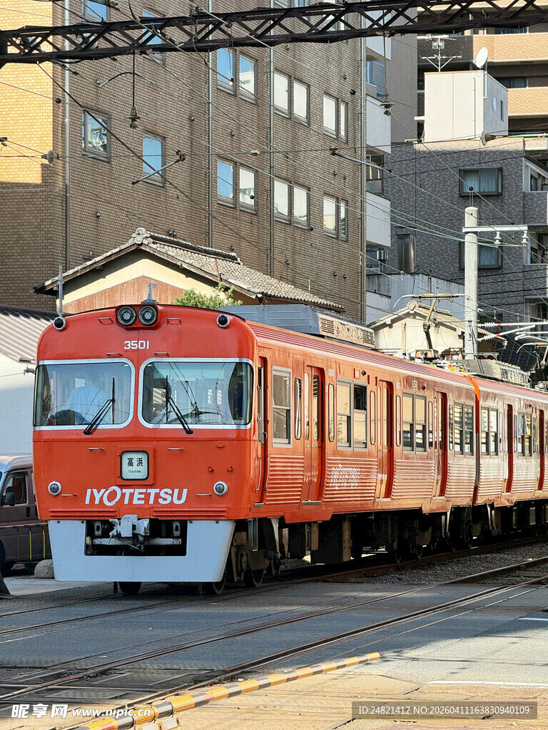 红色列车行驶在城市轨道