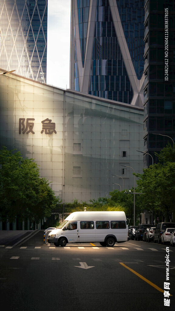城市街道旁的白色车辆