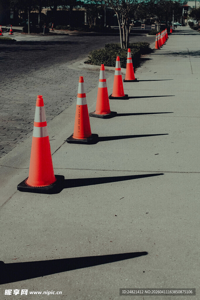 道路上排列的橙色交通锥