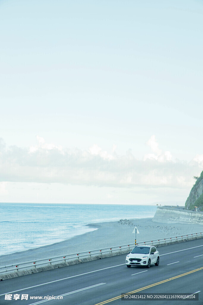 沿海公路上的行驶车辆